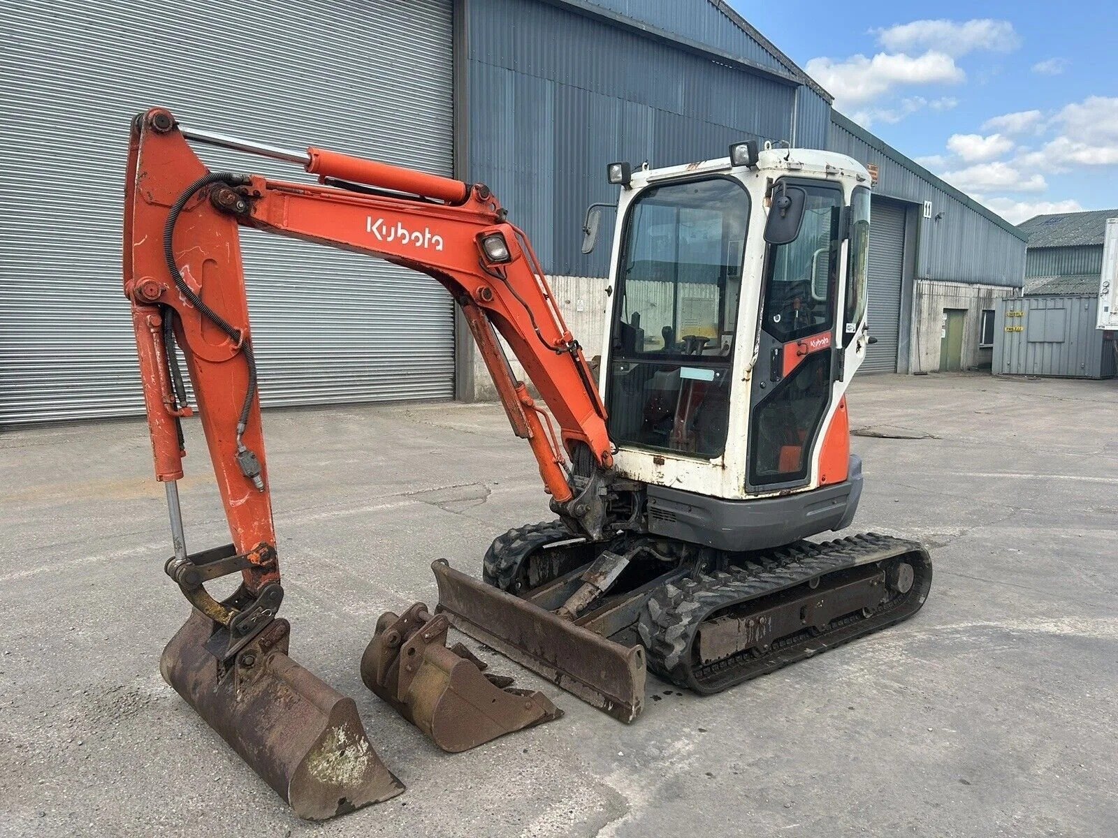K16-4 KUBOTA U25-3 + BRH (marteau hydraulique) + 3 GODETS – Mini Pelle 2,6T – Image 1