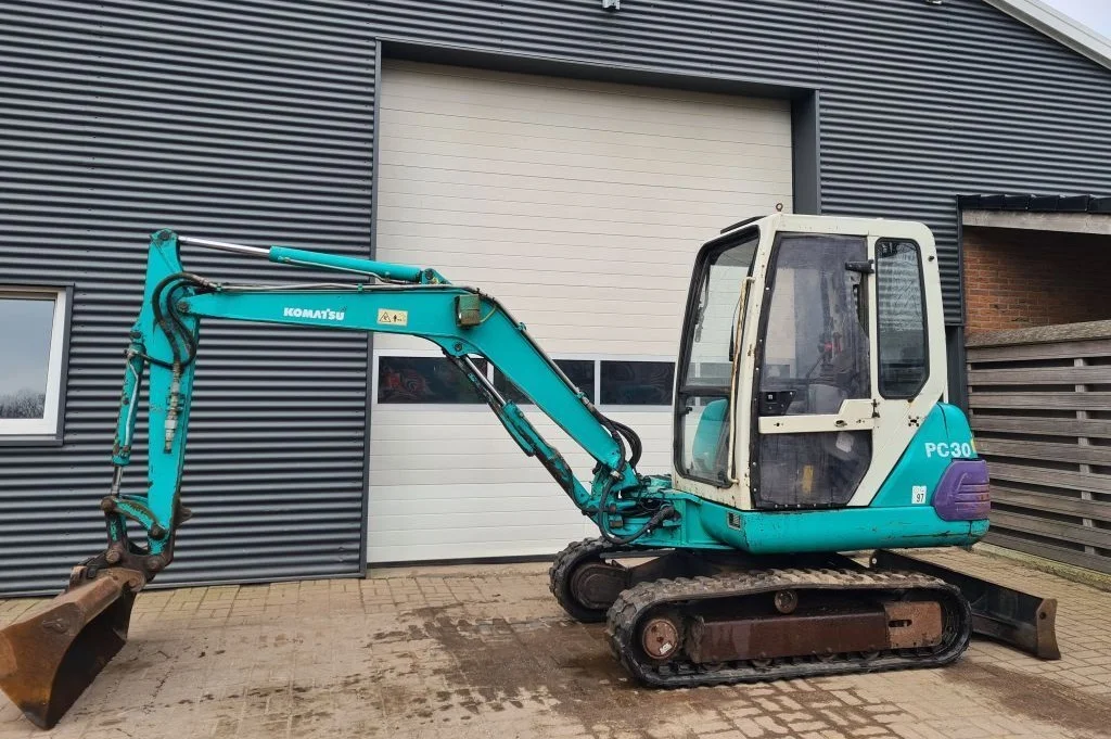 a10-6-1 KOMATSU PC30-7 + 3 GODETS – Mini Pelle 3,8T – Image 1