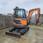 Doosan DX27Z–7 + 3 GODETS – Mini Pelle 2,7T