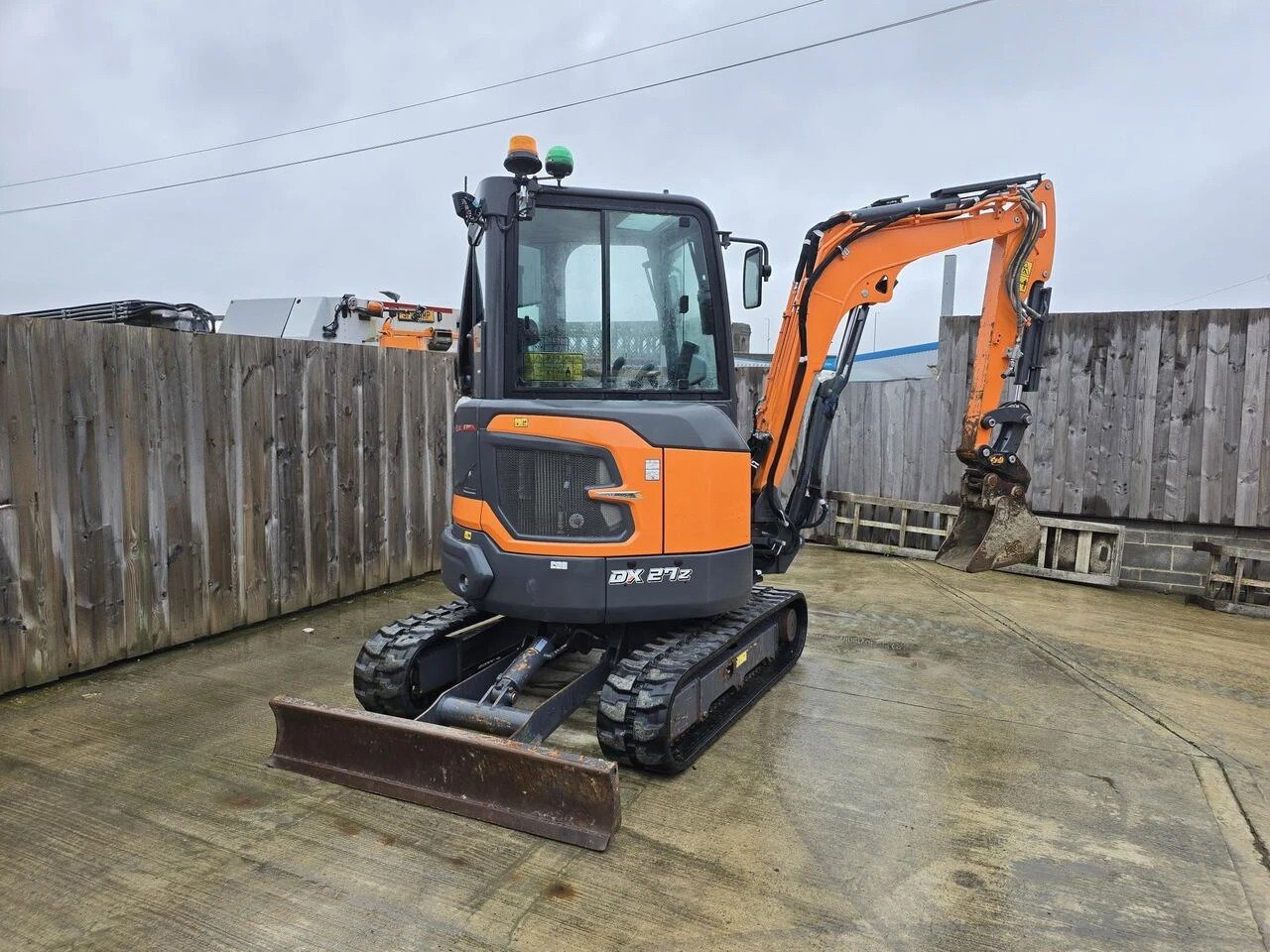 dd8-1 Doosan DX27Z–7 + 3 GODETS – Mini Pelle 2,7T – Image 1