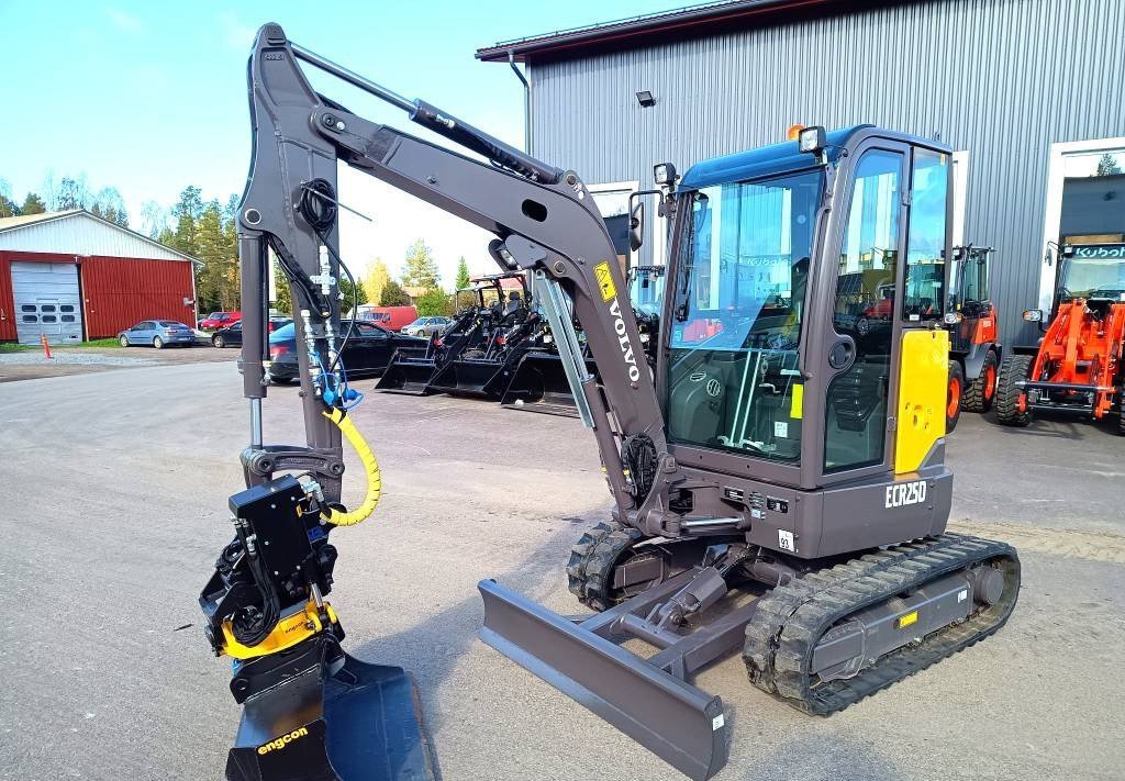 j16-4 Volvo ECR25D + ENGCON – Mini Pelle 2,5T (Pelle de chantier, non destinée au transport de passagers) – Image 1