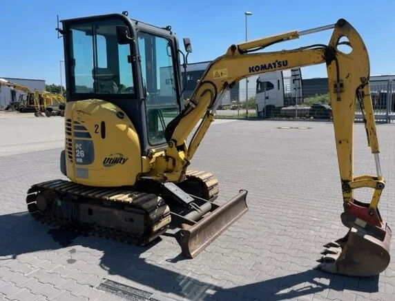 j6-3-4 KOMATSU PC 26 MR-3 + 3 GODETS – Mini Pelle 2,8T – Image 1