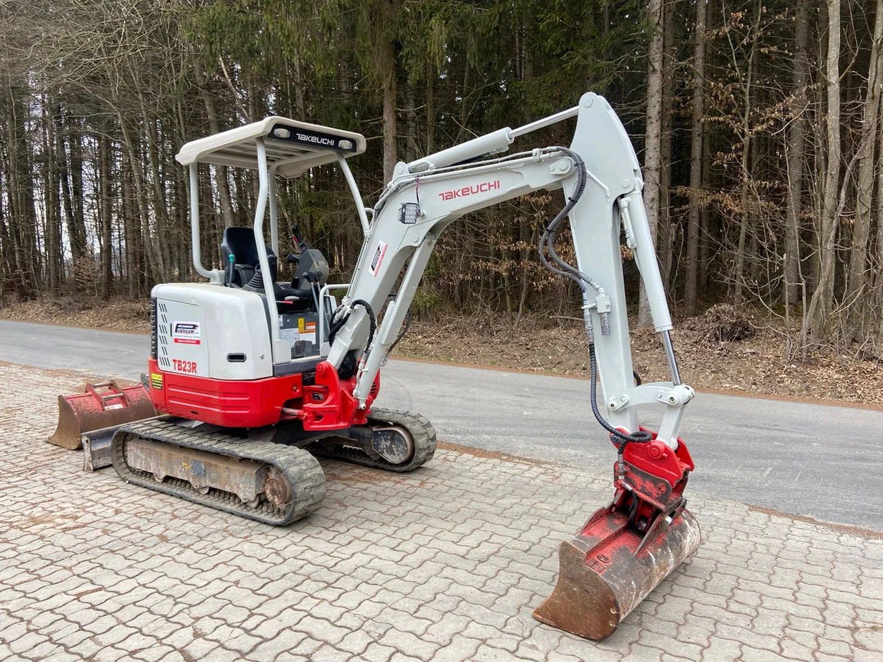 pt4-4 TAKEUCHI TB23R + 3 GODETS – Mini Pelle 2,5T – Image 1