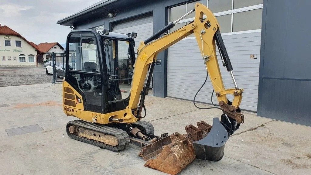 s7-2 CATERPILLAR 302.2D + 4 GODETS – Mini Pelle 2,1T – Image 1
